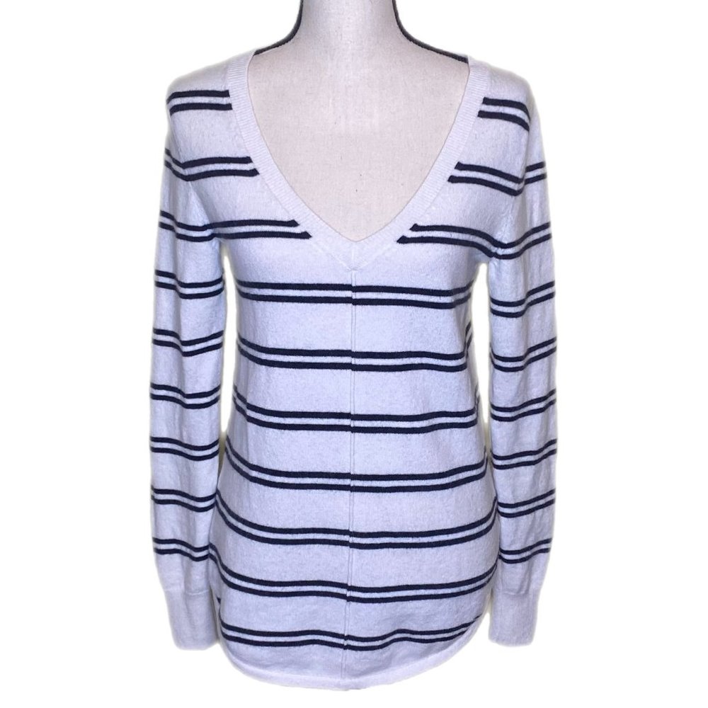 Gap Womens Long Sleeve V-Neck Cream/Navy Sweater Size XS